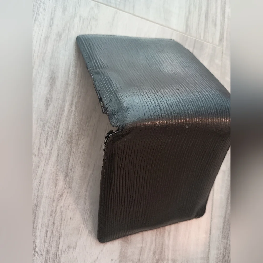 Louis Vuitton Black Epi Bifold Wallet Men’s - Picture 3 of 10